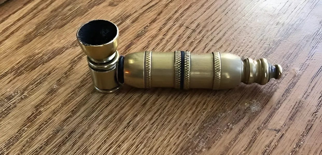 A Mysterious Brass Pipe Found in Grandfather’s Drawer Unveils a Forgotten Era A Mysterious Brass Pipe Found in Grandfather’s Drawer Unveils a Forgotten Era
