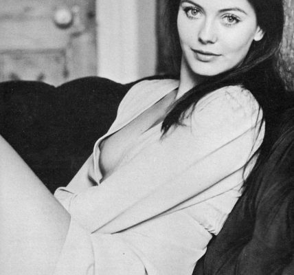 Does anyone here recognize her? The beautiful and talented actress has stolen the hearts of many men Does anyone here recognize her? The beautiful and talented actress has stolen the hearts of many men