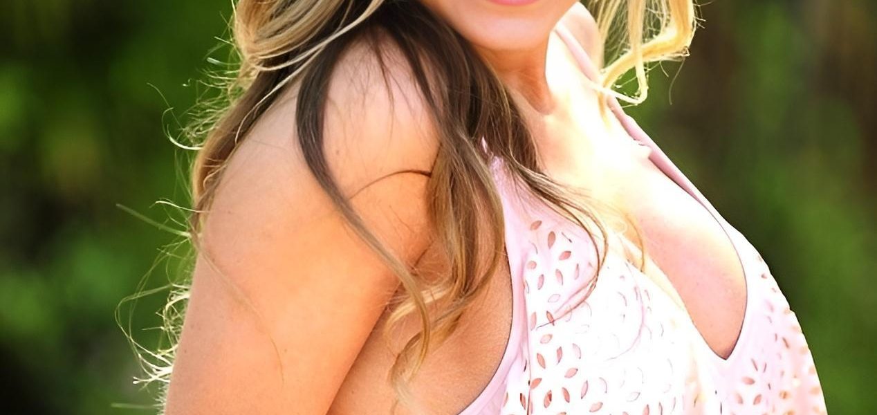 A sunlit face and flawless curves… absolutely stunning! A sunlit face and flawless curves… absolutely stunning!