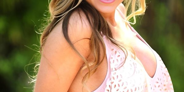 A sunlit face and flawless curves… absolutely stunning! A sunlit face and flawless curves… absolutely stunning!